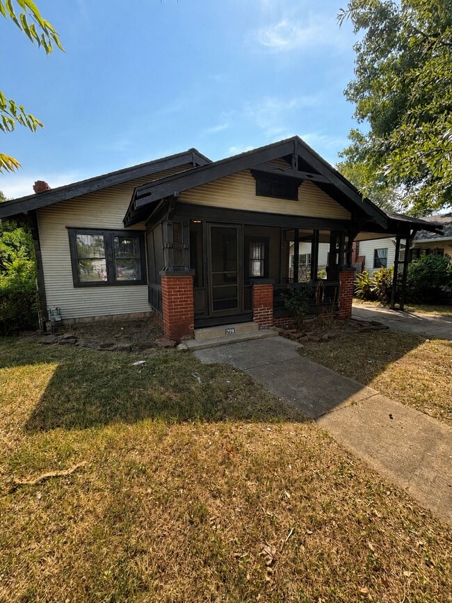 Building Photo - 219 S Indianapolis Ave