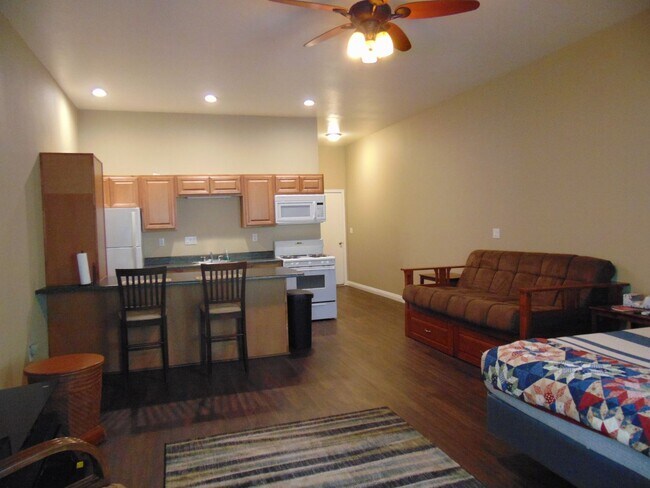 Foto del edificio - Orchid Manor Condo Studio w/Full kitchen + Enclosed lanai