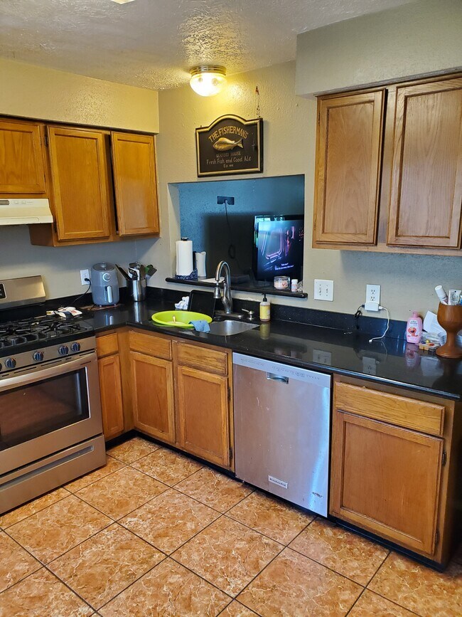 Kitchen - 446 Capehill Dr