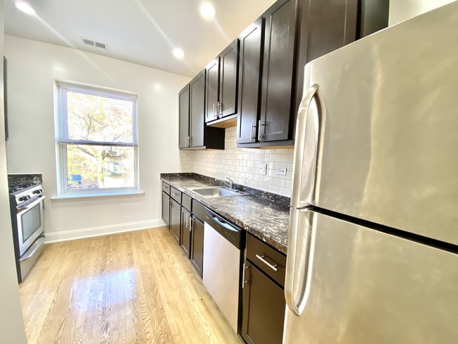 Building Photo - 1012 W Sunnyside Ave