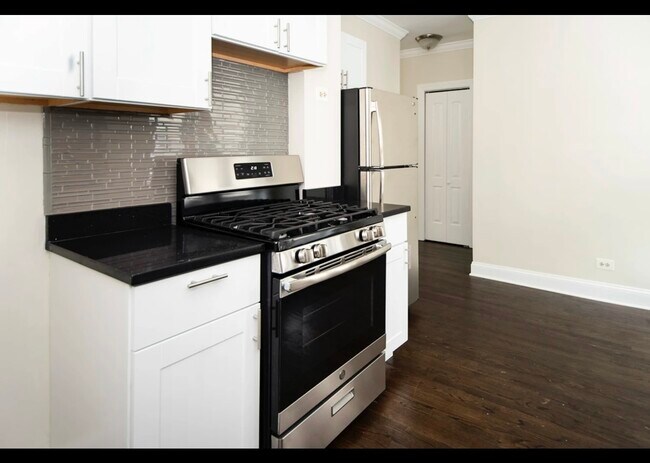 Foto del edificio - 3821 N Greenview Ave