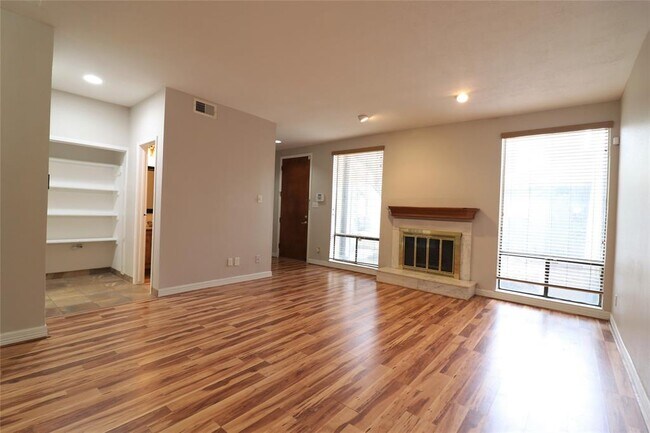 Foto del edificio - 1116 Bering Dr