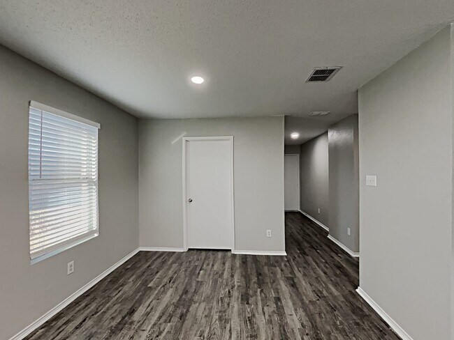 Building Photo - 4837 Waterford Dr