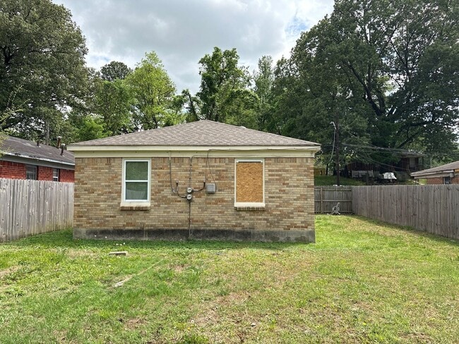 Building Photo - Newly Refreshed 1 bedroom 1 bathroom Duplex - Open To Section 8