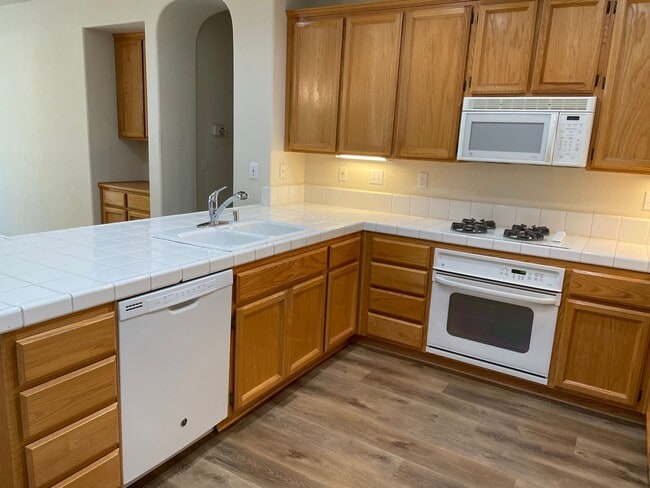 Foto del edificio - SINGLE STORY, 3 BED, 2 BATH, 2 CAR, LARGE BACK YARD