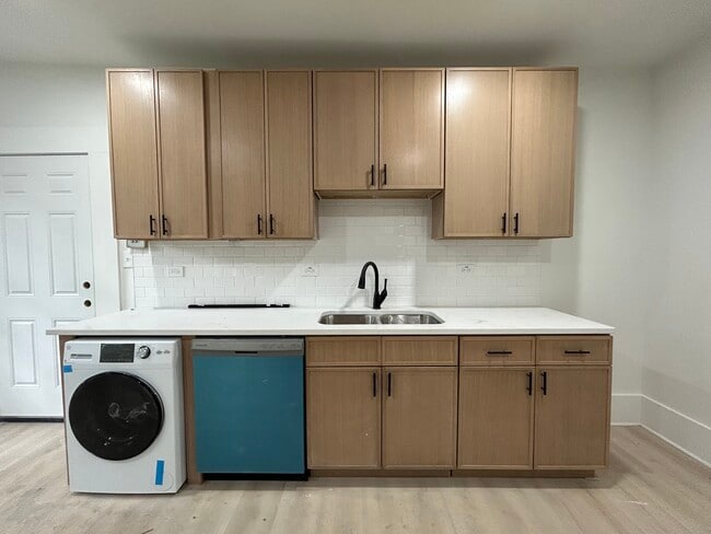 Foto del edificio - 2301 N Leavitt St