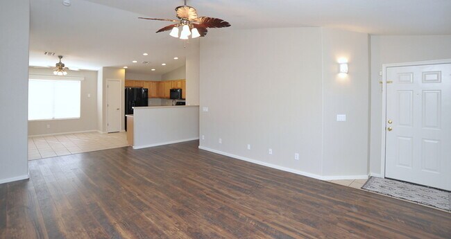 Foto del edificio - Large 1/4 Acre Lot w/NO CARPET