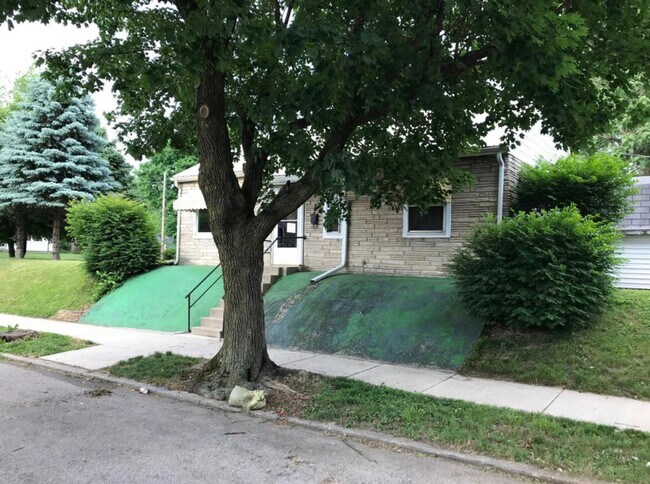 Building Photo - HOUSE...3 Bed 1 Bath