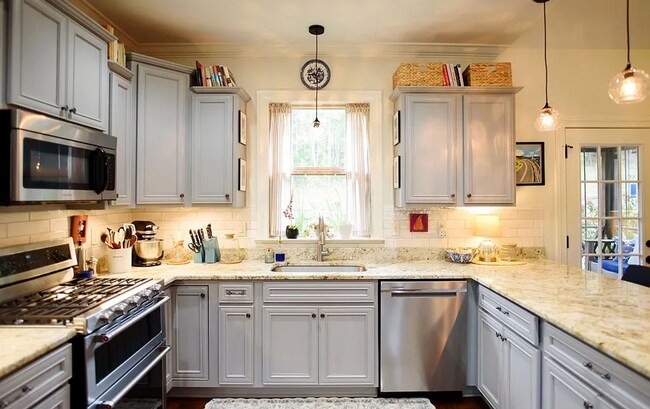 Building Photo - 4 Bed/3.5 Bath