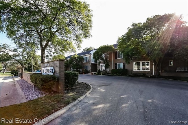 Building Photo - 25530 Southfield Rd