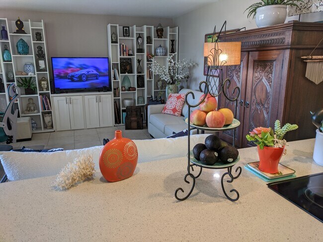 De la cocina a la sala de estar - 2600 Pualani Way