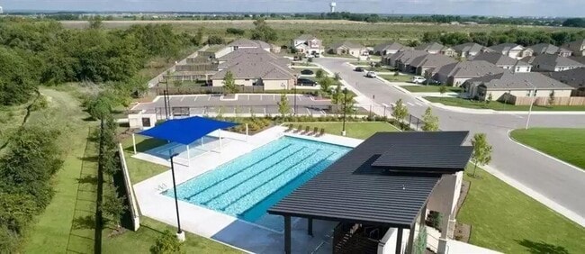 Foto del edificio - 266 Silver Glen Dr