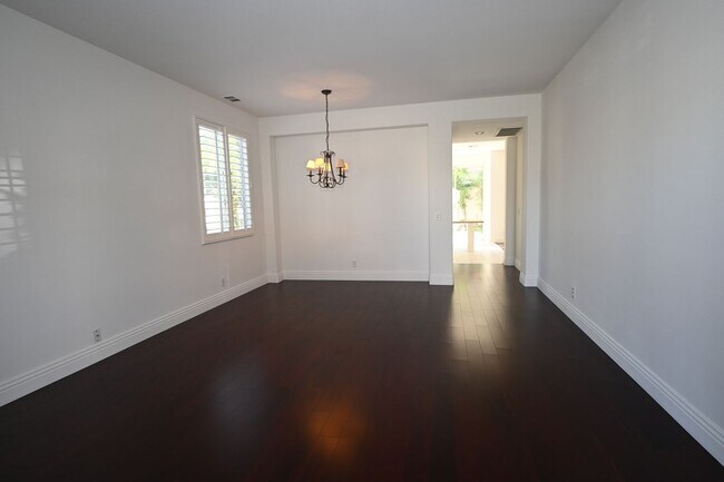 Building Photo - Stunning West Irvine 2 story 4 bedroom 2.5...