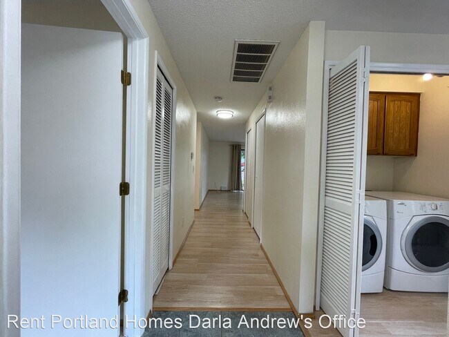 Foto del edificio - 2 br, 1 bath House - 2943 SE Blue bird Drive
