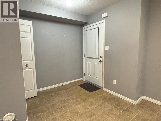 Photo du bâtiment - 50 Howe Dr