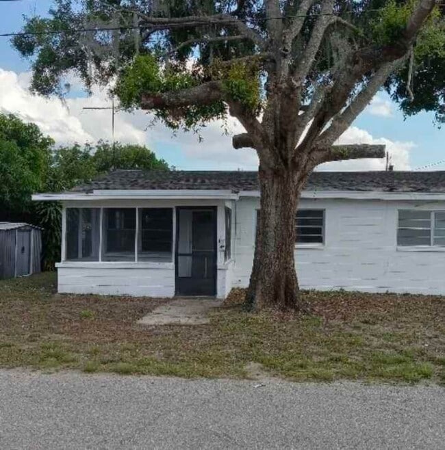 Building Photo - 300 Joe Hilton St
