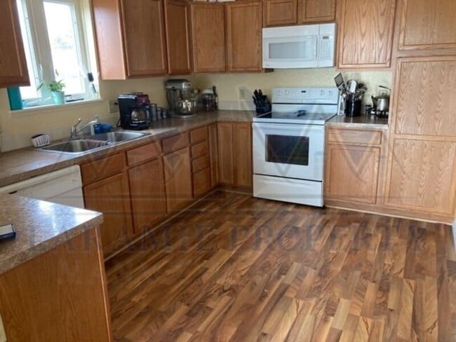 Building Photo - 1205 Boswell Dr