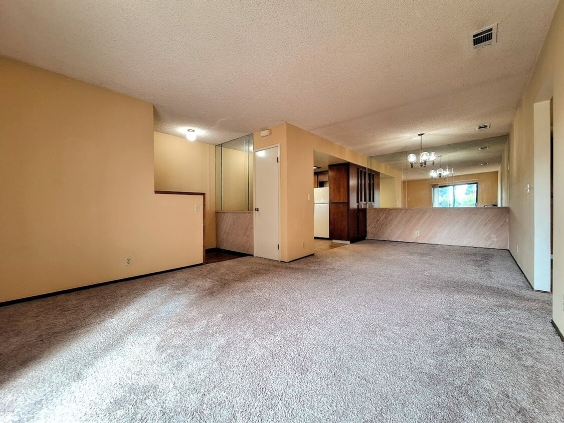 Foto principal - Spacious Second Floor 1bd Condo With Laundry In Unit, Pool, Balcony, & Carport!
