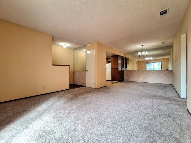 Spacious Second Floor 1bd Condo With Laundry In Unit, Pool, Balcony, & Carport! - Spacious Second Floor 1bd Condo With Laundry In Unit, Pool, Balcony, & Carport!