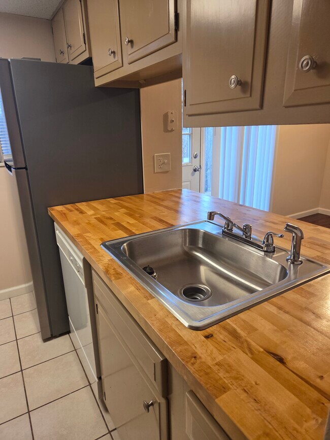 Foto del edificio - 524 Mercer Rd