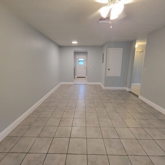 Building Photo - Charmin 3/1 Duplex In Groveland FL