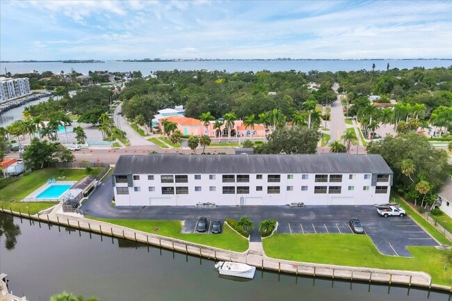 Building Photo - 2124 N Tamiami Trl