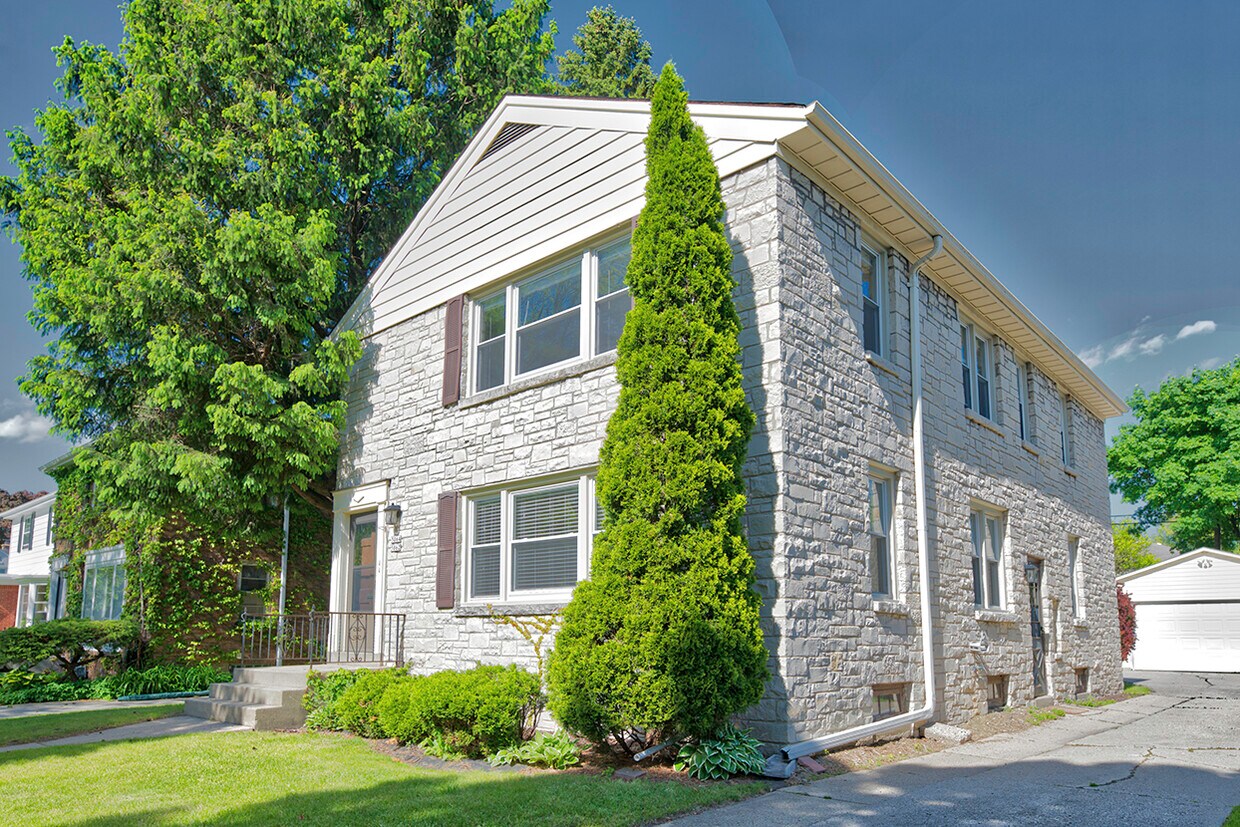 Primary Photo - 5062 N Bay Ridge Ave