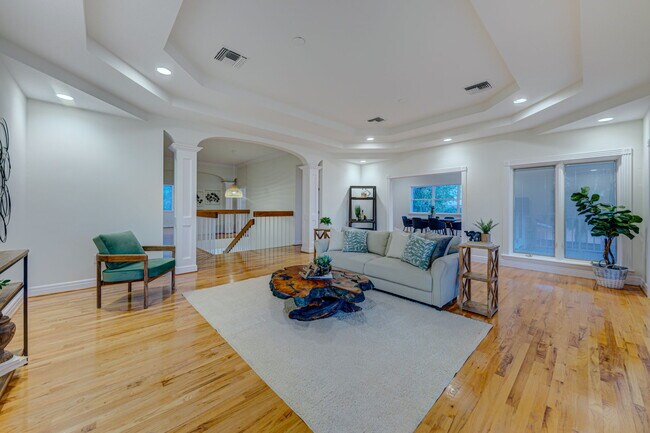 Foto del edificio - 128 Lake Shore Dr N