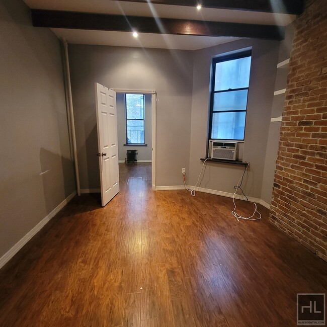 Building Photo - Large Renovated 1 Bedroom in Prime Park Slope