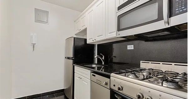 Primary Photo - 300 E 46th St