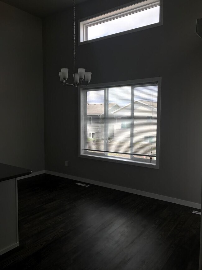 Building Photo - 3 Bed 3 Bath