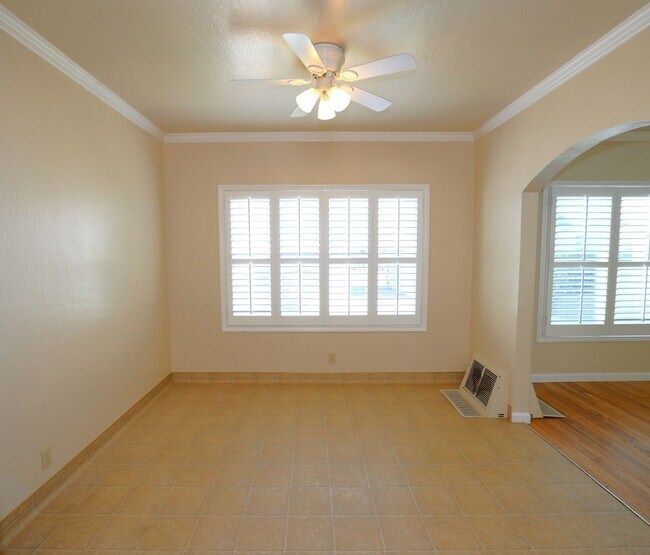 Foto del edificio - 617 Rollins Rd