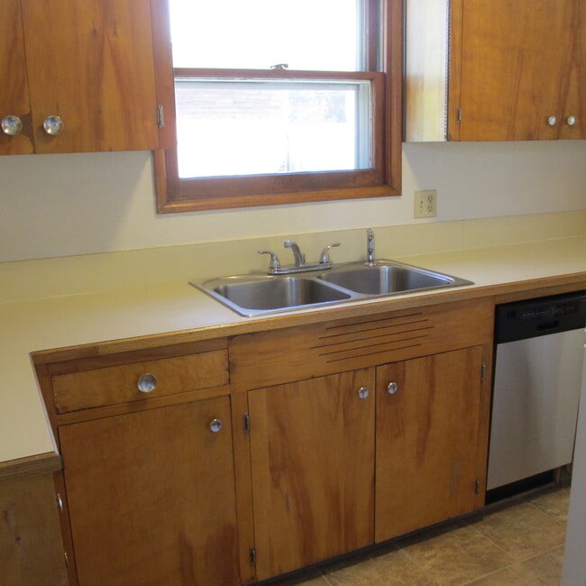 Kitchen - 905 W 10th St