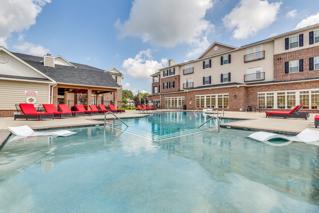 Piscina con estilo de centro turístico - Yugo Fort Wayne Arch