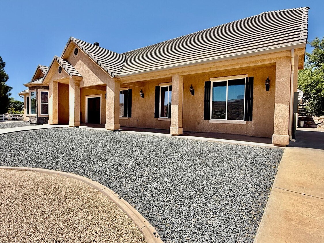 Primary Photo - VIEWS in Toquerville Four Bedroom