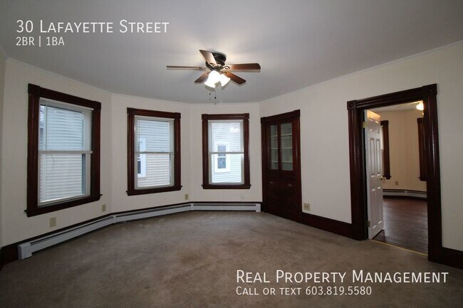 Building Photo - 2 Bedroom Available Now in Rochester NH! *...