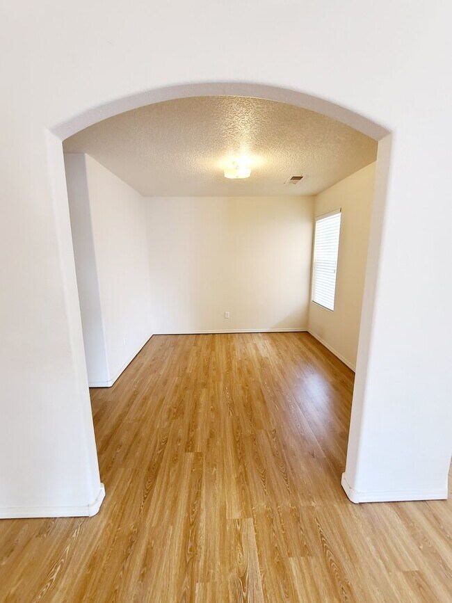 Building Photo - 3 bed 2 bath home in Huning Ranch