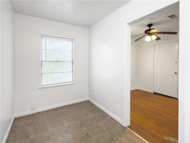 Building Photo - 703 Cherry St