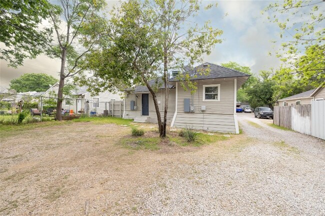 Building Photo - 23111 Gilford St