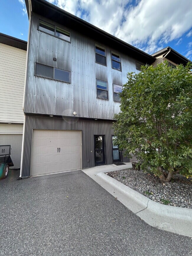 Foto del edificio - Upgraded 2 Bed, 1.5 Bath Townhouse with St...