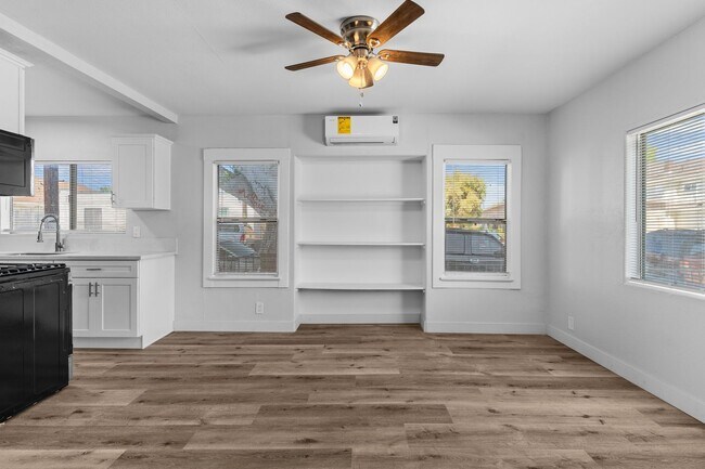 Building Photo - 565 W 15th St