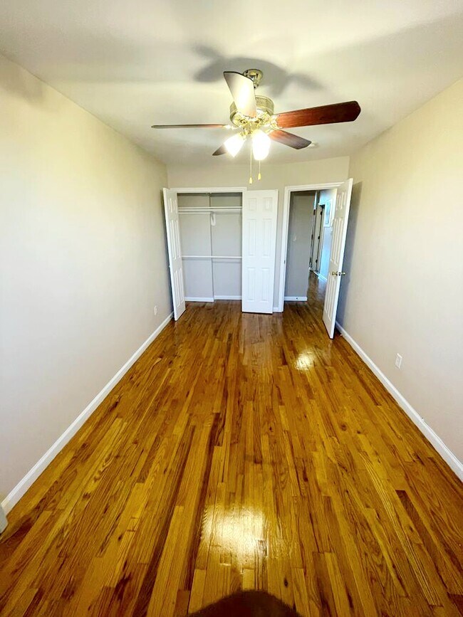 Large bedroom - 7422 Rockaway Blvd
