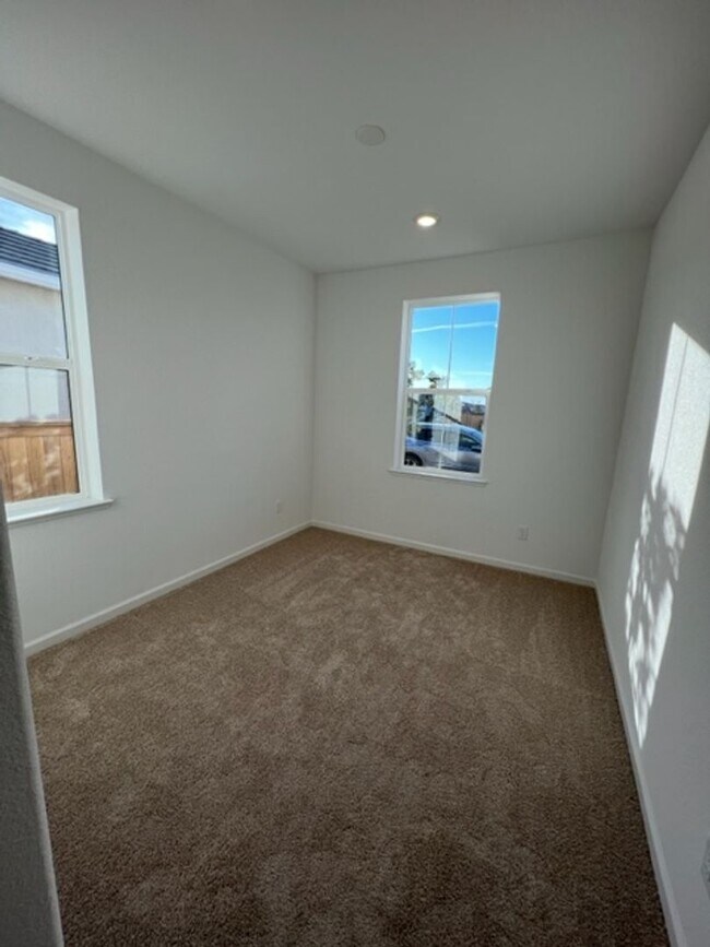 Foto del edificio - Beautiful 3 Bedroom and 2 Bathroom Home in Lincoln $2,995.00