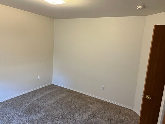 Building Photo - Sathern Duplex