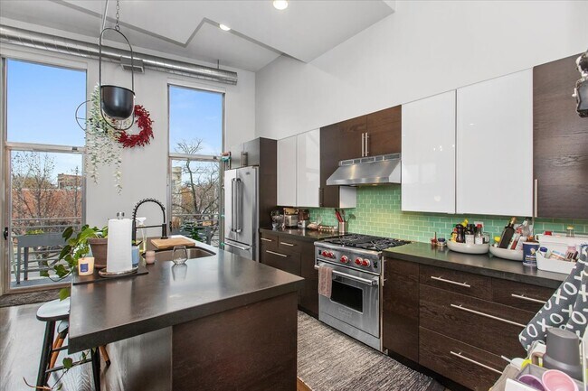 Foto del edificio - 2411 W Walton St