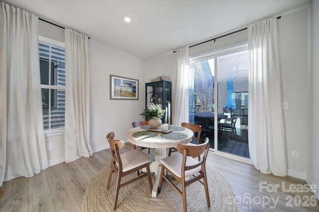 Foto del edificio - 6120 Station Crossing Ave