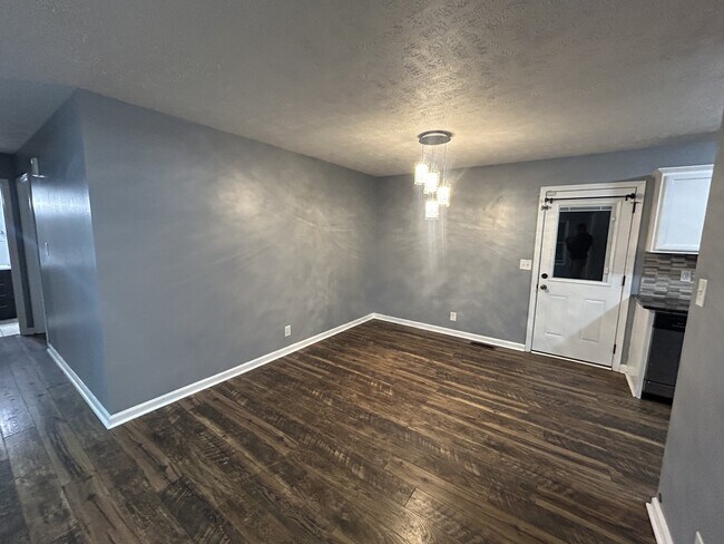 Foto del edificio - 573 Somerset Ln