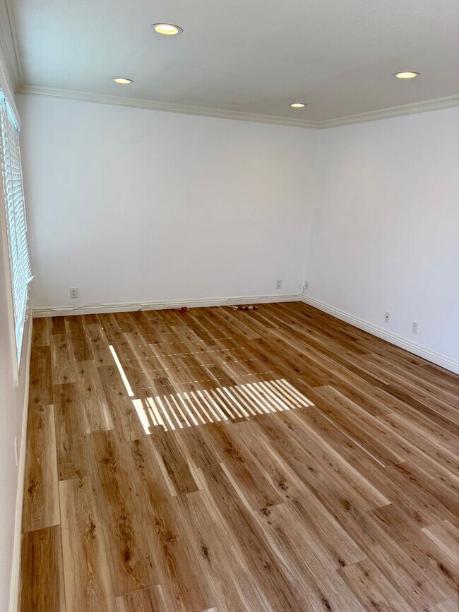 Building Photo - Turnkey Huntington Bay End Unit Near the Beach