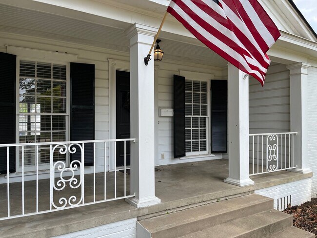 Foto del edificio - Beautiful and updated South Highlands 3BR/2BA.