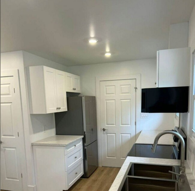 Building Photo - 2-Bedroom 1 bathroom Modern Rental -264 Ne...